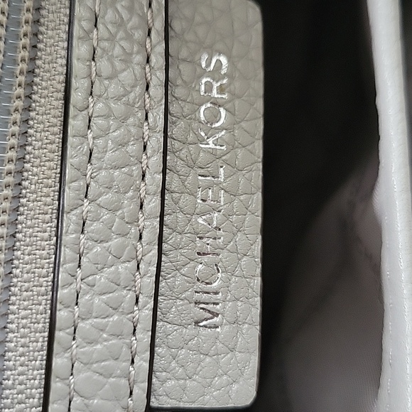 Michael Kors JetSet Chain Legacy Pearl Grey Leather Shoulder Bag - Picture 4 of 9